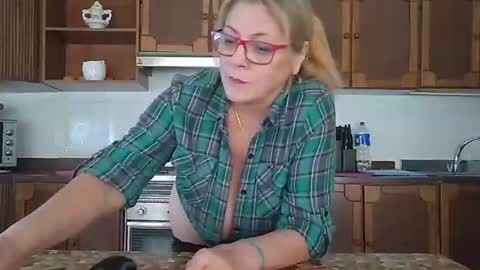 Snapshot of pussy_boom4u chatting on 11.18.25 Mary online show from 11.18.25