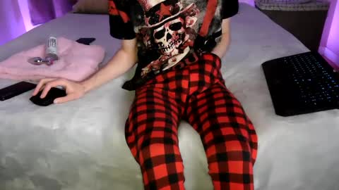 Snapshot of pussylover2182 chatting on 12.12.24 pussylover2182 online show from 12.12.24