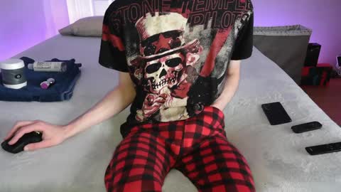 Snapshot of pussylover2182 chatting on 12.22.24 pussylover2182 online show from 12.22.24