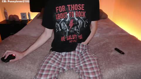 Snapshot of pussylover2182 chatting on 09.29.25 pussylover2182 online show from 09.29.25