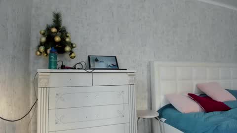 Snapshot of pussysweet9 chatting on 12.24.24 Love online show from 12.24.24