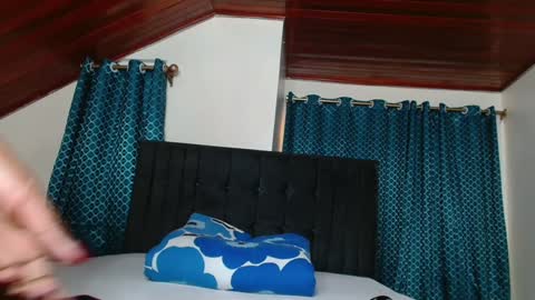 Queen armani online show from 02.06.25