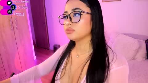 Snapshot of queen_liana chatting on 12.14.24 Liana  online show from 12.14.24