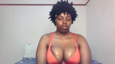Snapshot of queen_melanine chatting on 02.14.25 QUEEN online show from 02.14.25