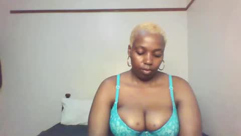 Snapshot of queen_melanine chatting on 03.03.25 QUEEN online show from 03.03.25