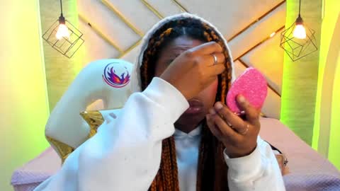 Snapshot of queen_perla_ chatting on 12.14.24 online show from 12.14.24