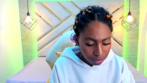 Snapshot of queen_perla_ chatting on 12.14.24 online show from 12.14.24