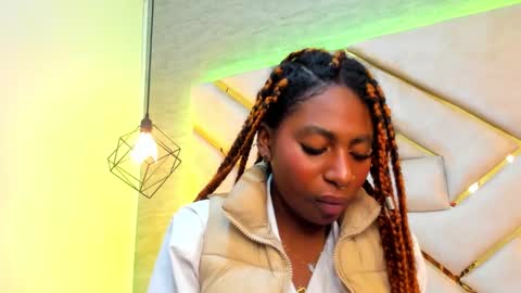 Snapshot of queen_perla_ chatting on 12.15.24 online show from 12.15.24