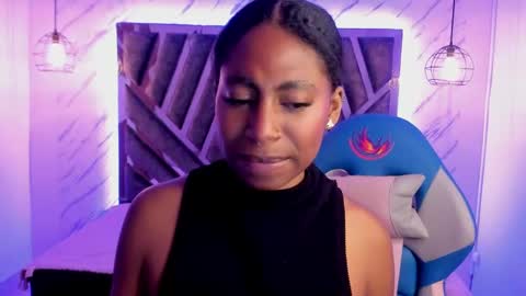 Snapshot of queen_perla_ chatting on 12.18.24 online show from 12.18.24