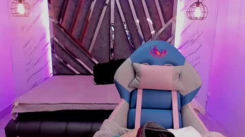 Snapshot of queen_perla_ chatting on 12.20.24 online show from 12.20.24