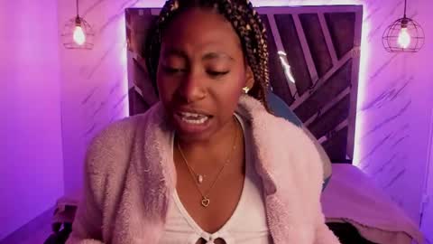 Snapshot of queen_perla_ chatting on 12.20.24 online show from 12.20.24