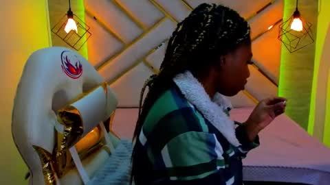 Snapshot of queen_perla_ chatting on 12.24.24 online show from 12.24.24