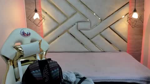 Snapshot of queen_perla_ chatting on 12.28.24 online show from 12.28.24