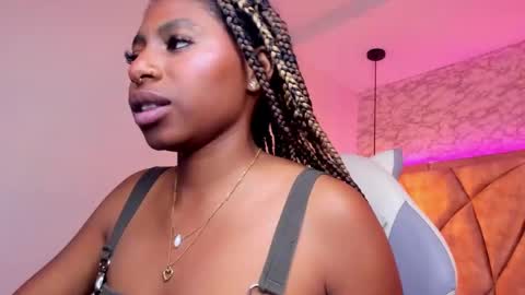 Snapshot of queen_perla_ chatting on 01.11.25 online show from 01.11.25