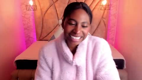 Snapshot of queen_perla_ chatting on 02.25.25 online show from 02.25.25