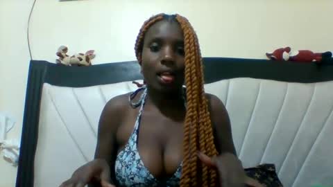 Snapshot of queen_wow2 chatting on 09.20.25 queen online show from 09.20.25