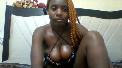 Snapshot of queen_wow2 chatting on 09.23.25 queen online show from 09.23.25