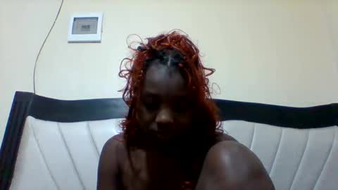 Snapshot of queen_wow2 chatting on 10.11.25 queen online show from 10.11.25