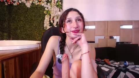 Snapshot of queenjenn__ chatting on 12.12.24 QUEENJEENN online show from 12.12.24