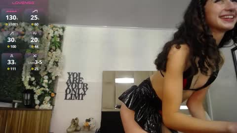 Snapshot of queenjenn__ chatting on 01.06.25 QUEENJEENN online show from 01.06.25