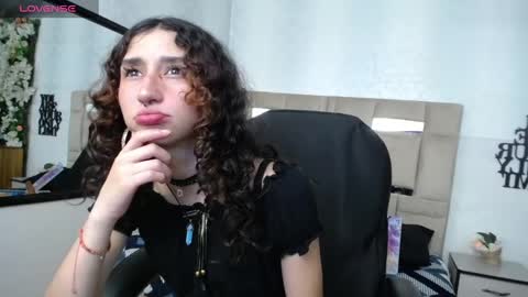 Snapshot of queenjenn__ chatting on 01.15.25 QUEENJEENN online show from 01.15.25