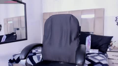 Snapshot of queenjenn__ chatting on 01.20.25 QUEENJEENN online show from 01.20.25