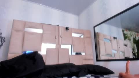 Snapshot of queenjenn__ chatting on 02.18.25 QUEENJEENN online show from 02.18.25