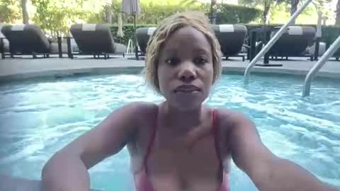 Queenquinn online show from 11.27.25