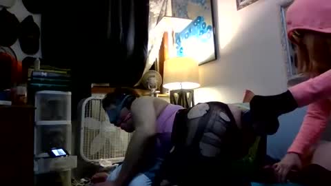 Snapshot of queenssissytoy chatting on 12.15.25 queenssissytoy online show from 12.15.25