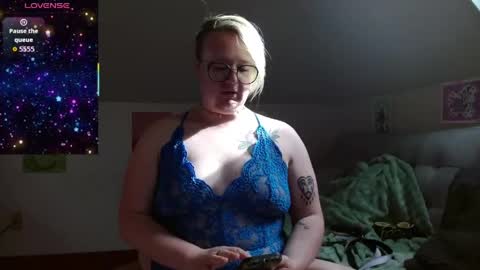 Snapshot of queerlyjaz chatting on 05.25.26 queerlyjaz online show from 05.25.26