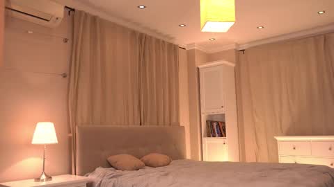 Snapshot of qwelbi chatting on 11.19.25 kiri online show from 11.19.25