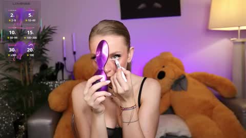 Nova Hollis online show from 12.03.25