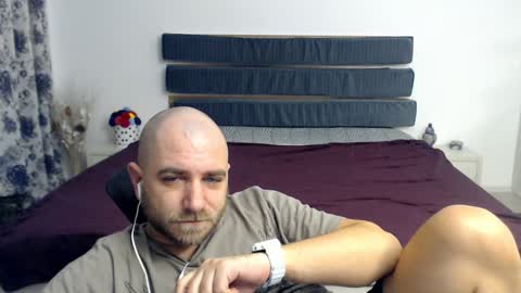 Snapshot of r0bila chatting on 01.26.25 R0bila online show from 01.26.25