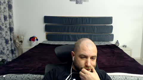 Snapshot of r0bila chatting on 01.29.25 R0bila online show from 01.29.25