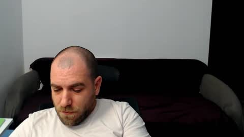 Snapshot of r0bila chatting on 10.28.25 R0bila online show from 10.28.25