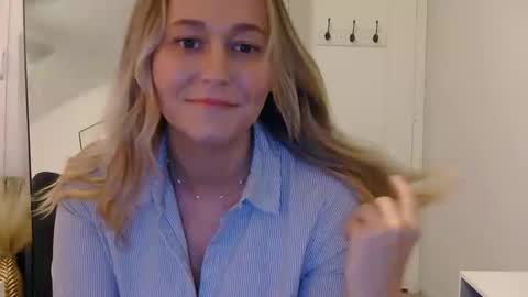 Snapshot of rachaelrose30 chatting on 12.17.25 rachaelrose30 online show from 12.17.25