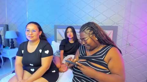 Snapshot of rachelleevans chatting on 12.15.25 Rachell online show from 12.15.25