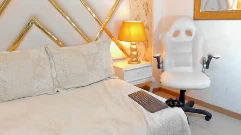 Snapshot of rachelleevans chatting on 12.17.25 Rachell online show from 12.17.25