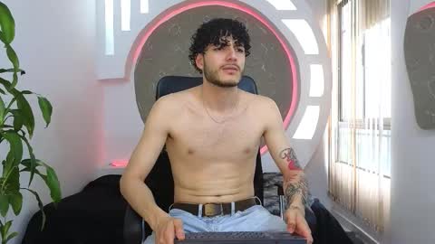 Snapshot of rafael_mendez chatting on 10.04.25 R A F A E L online show from 10.04.25
