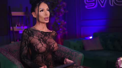 Raquelle online show from 02.05.25