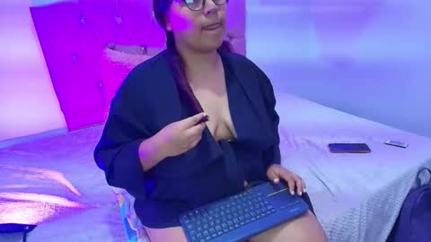 Snapshot of raven_gaze chatting on 09.18.25 raven_gaze online show from 09.18.25