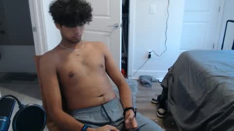 Snapshot of raymondg8596 chatting on 10.02.25 raymondg8596 online show from 10.02.25