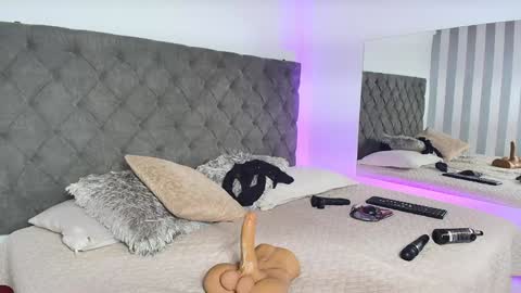 Snapshot of rebeca_cortez1 chatting on 01.28.25 I invite you to my birthday on November 3th online show from 01.28.25