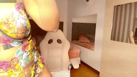 Snapshot of rebeca_cortez1 chatting on 02.10.25 I invite you to my birthday on November 3th online show from 02.10.25