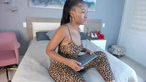 Snapshot of rebeca_cortez1 chatting on 09.18.25 I invite you to my birthday on November 3th online show from 09.18.25
