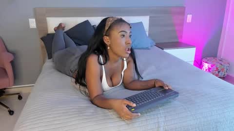 Snapshot of rebeca_cortez1 chatting on 09.29.25 I invite you to my birthday on November 3th online show from 09.29.25