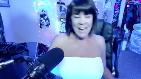 Snapshot of rebeccalovexxx chatting on 11.20.25 Rebecca Love online show from 11.20.25