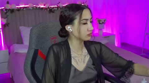 Snapshot of rebeckathornton chatting on 12.17.25 rebeckathornton online show from 12.17.25