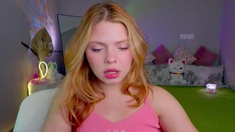 Snapshot of red__candy chatting on 10.09.25 red__candy online show from 10.09.25