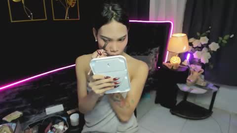 Snapshot of red_linn chatting on 11.08.25 danika linn online show from 11.08.25